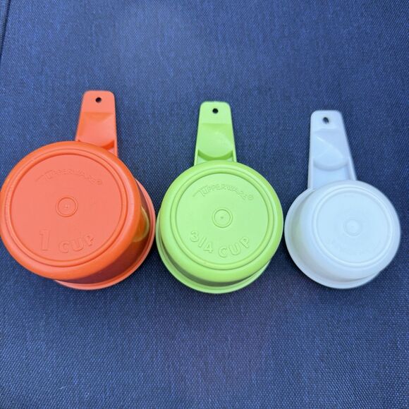 Mixed set Vintage Tupperware Measuring Cups 1 harvest, 3/4 lime, 1/3 white - Picture 7 of 7
